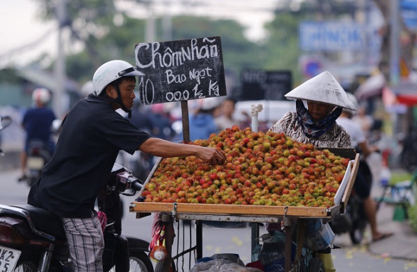 Chiêu trò kinh doanh của những xe bán trái cây vỉa hè