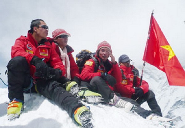 Đỉnh núi Everest cao nhất thế giới nằm ở đâu?