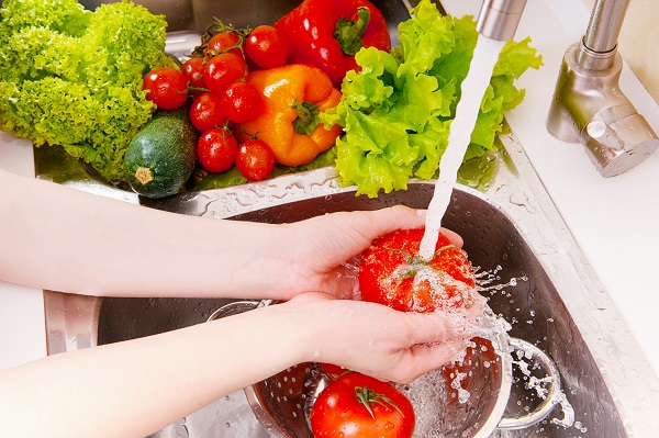 Rửa rau đúng cách để bữa ăn thêm an toàn cho cả gia đình