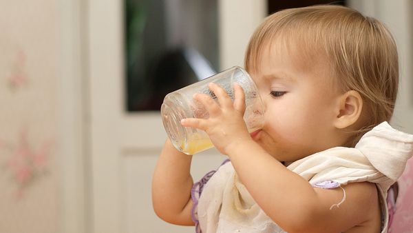 Trẻ dưới 1 tuổi uống được nước ép gì?