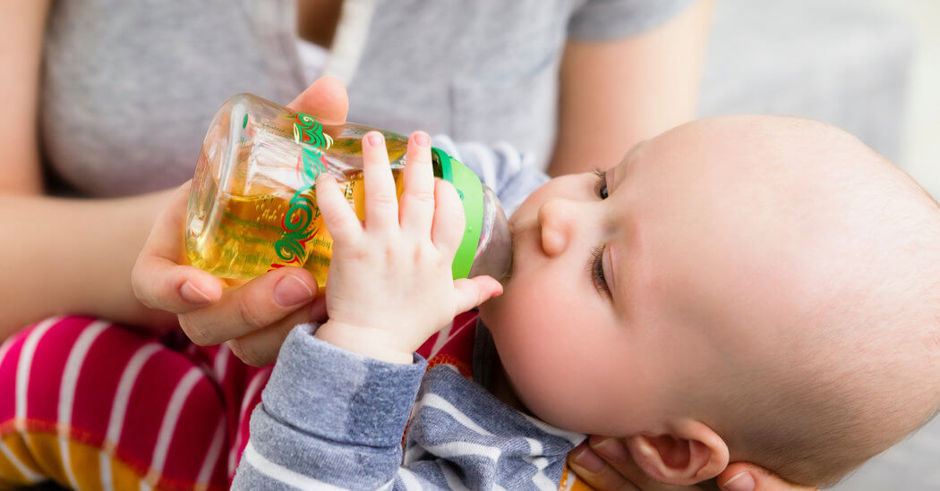 Trẻ sơ sinh có uống được nước hoa quả không?