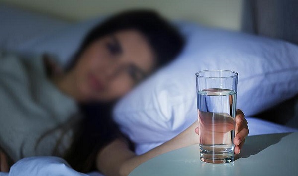 Những điều cần biết khi uống nước vào buổi tối