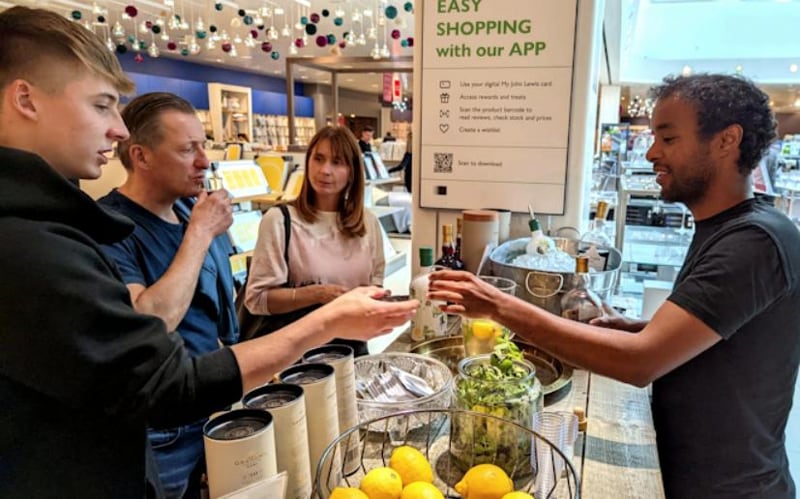 Sampling là gì? Vai trò và cách triển khai sampling marketing