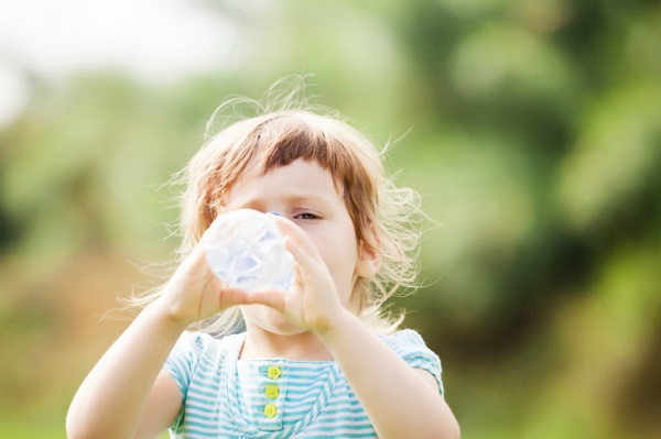 Cung cấp nước uống cho trẻ nhỏ thế nào là đúng cách?